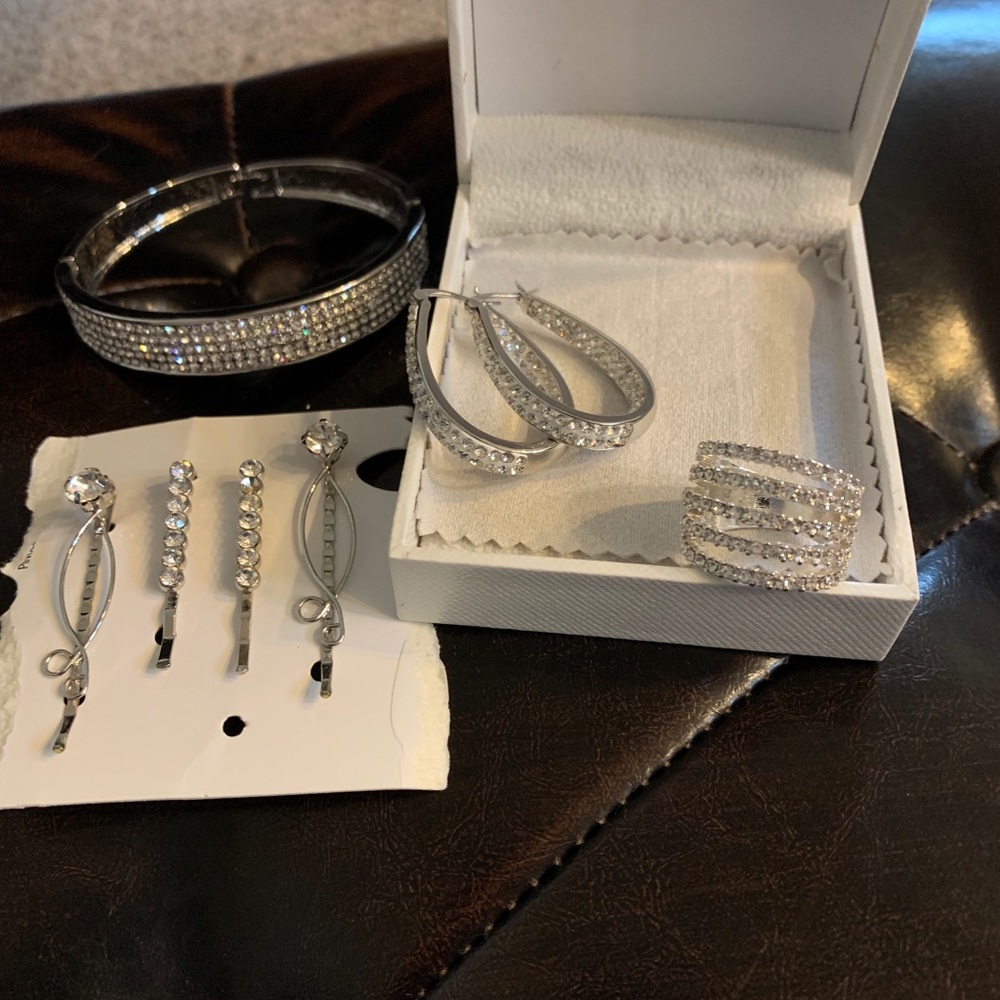 Rhinestone Jewelry Set 💍 Ring - Earrings - Bracelet and Hair Pins